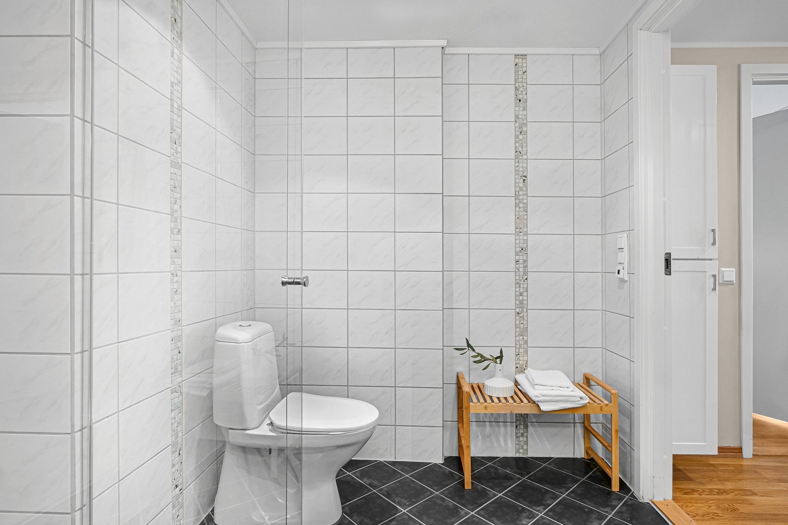 Badet er også utstyrt med WC, servant og skap Galleribilde