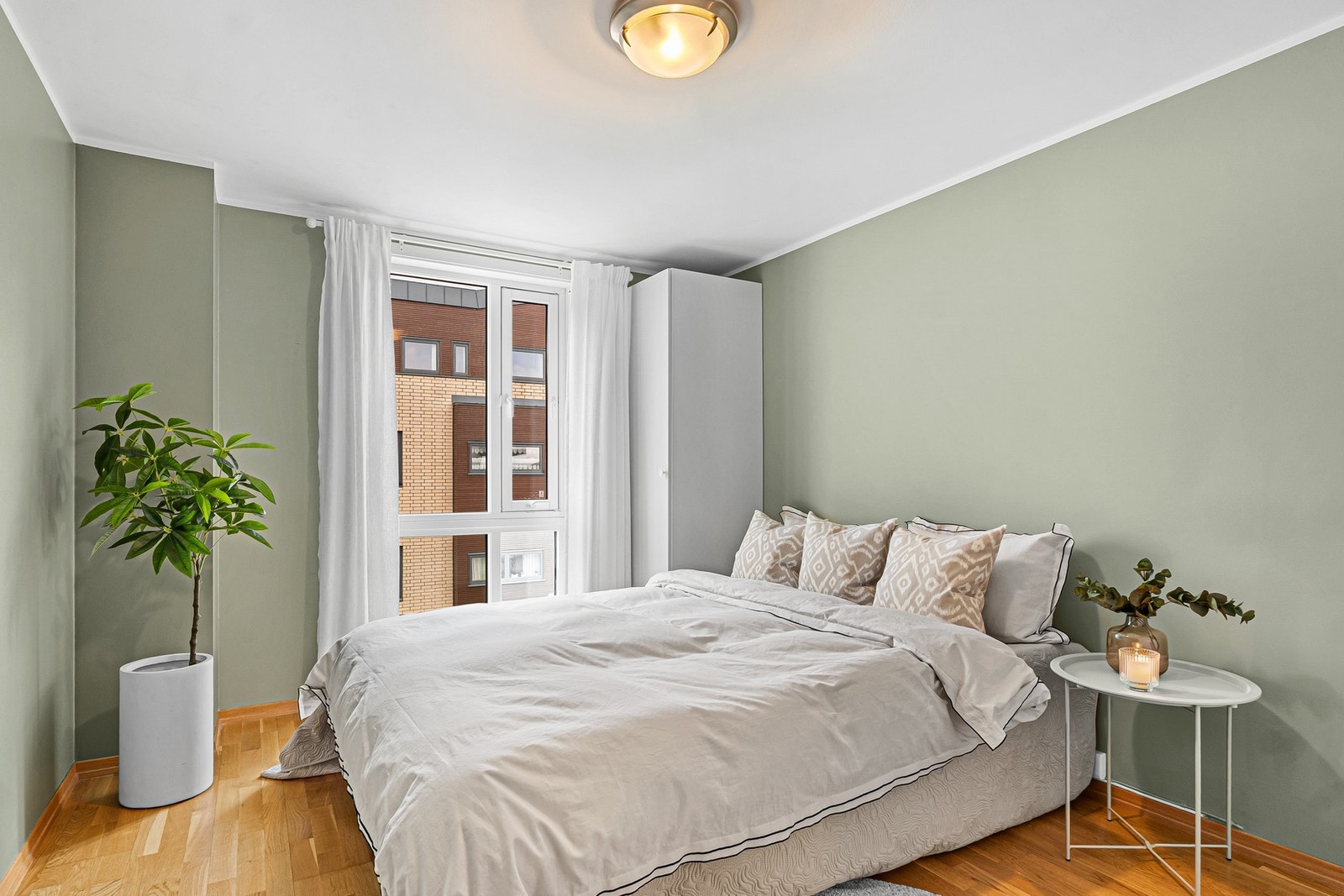 Romslig hovedsoverom i moderne farger og god plass til romslig seng Galleribilde