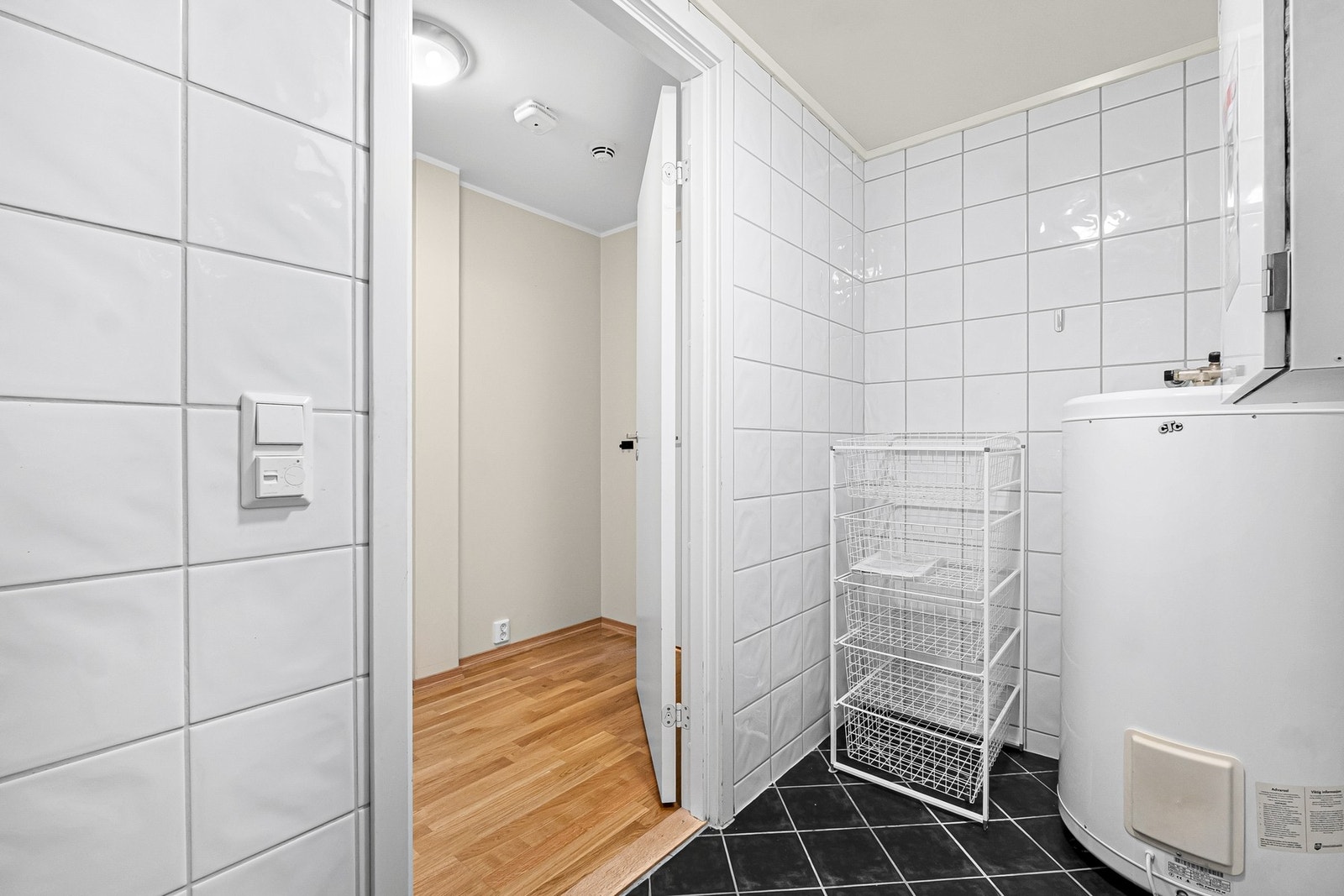 På vaskerommet er også varmtvannstanken plassert i tillegg til motor for balansert ventilasjonsanlegg Galleribilde