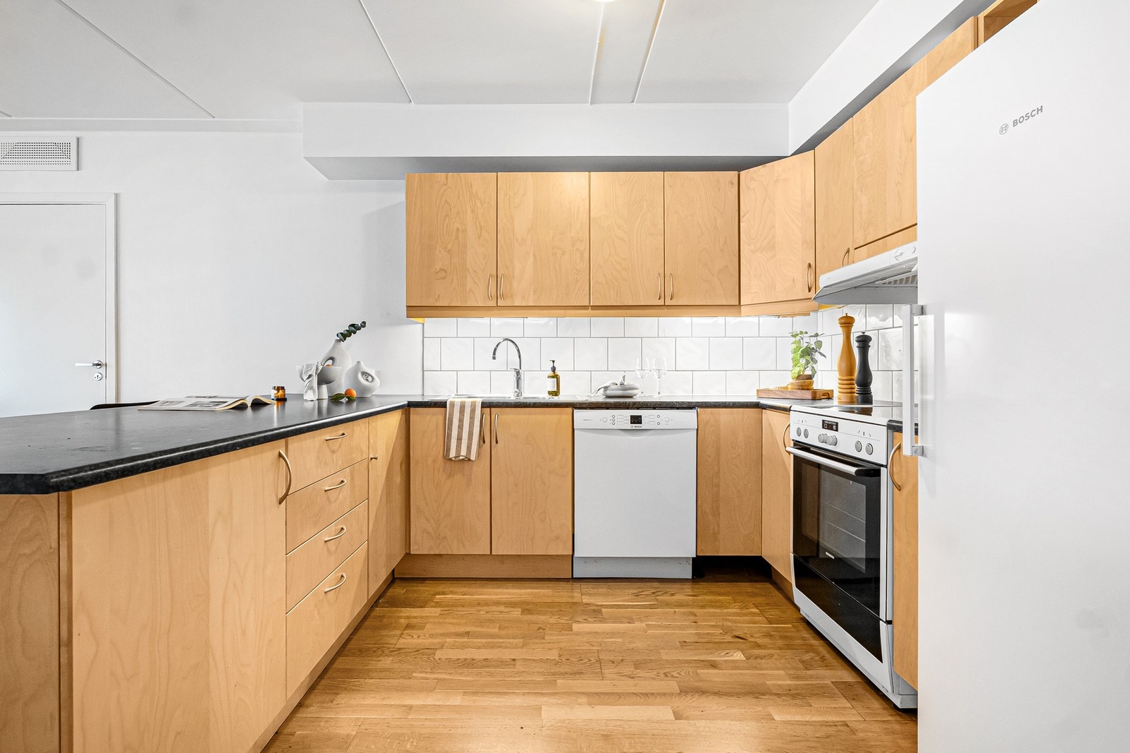 Kjøkkeninnredningen er godt utbygget benk benk- og overskap. Oppvaskmaskin og komfyr følger med! Galleribilde