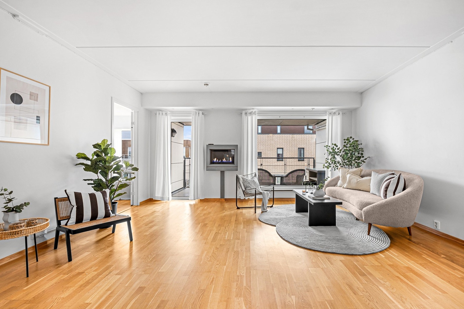 Stuen har store vindusflater som slipper inn rikelig med dagslys - Fra stuen er det også utgang til balkong Galleribilde