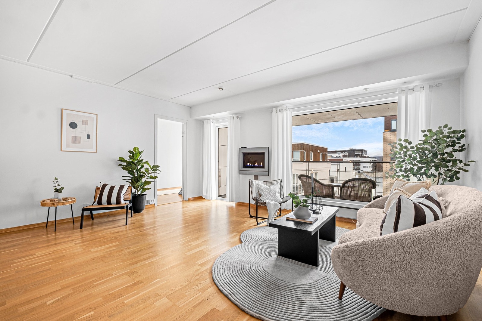 God plass for en romslig sofa og naturlig plassering av evt tv Galleribilde