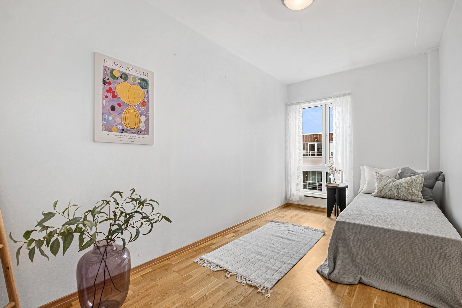 Soverom 2 er også av god størrelse med plass til seng og evt annet møblement Galleribilde