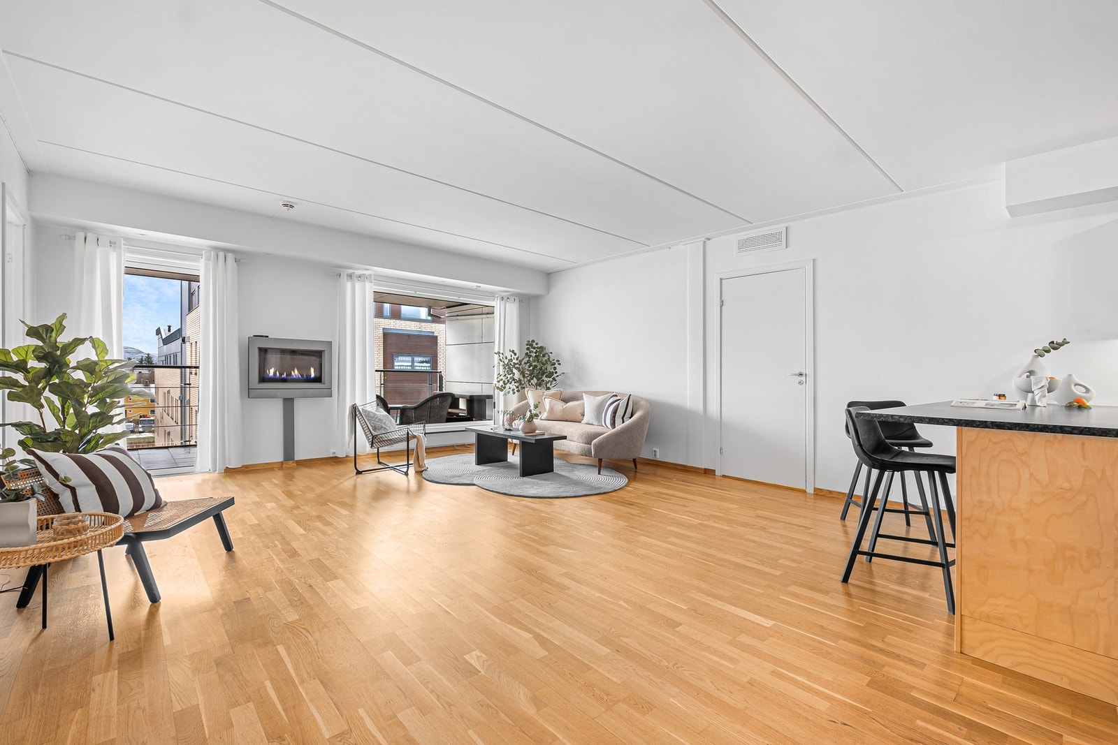 Åpen stue-/kjøkkenløsning med gode møbleringsmuligheter Galleribilde