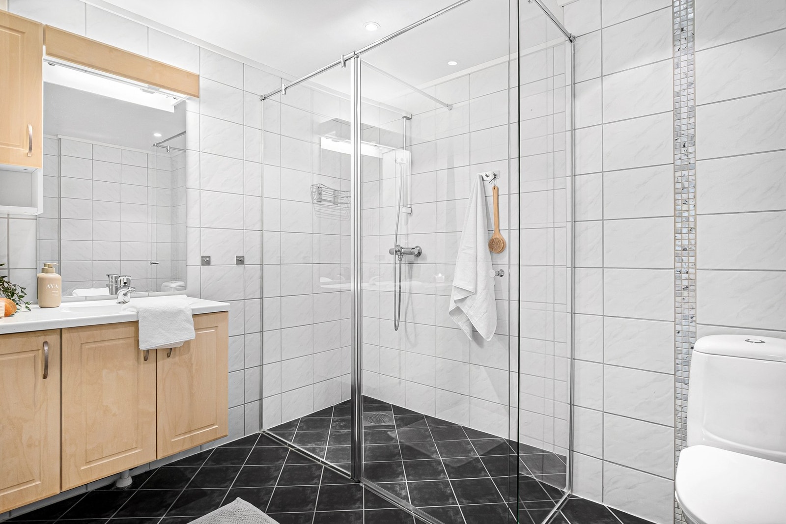 Badet er utstyrt med romslig dusj med dusjvegger Galleribilde