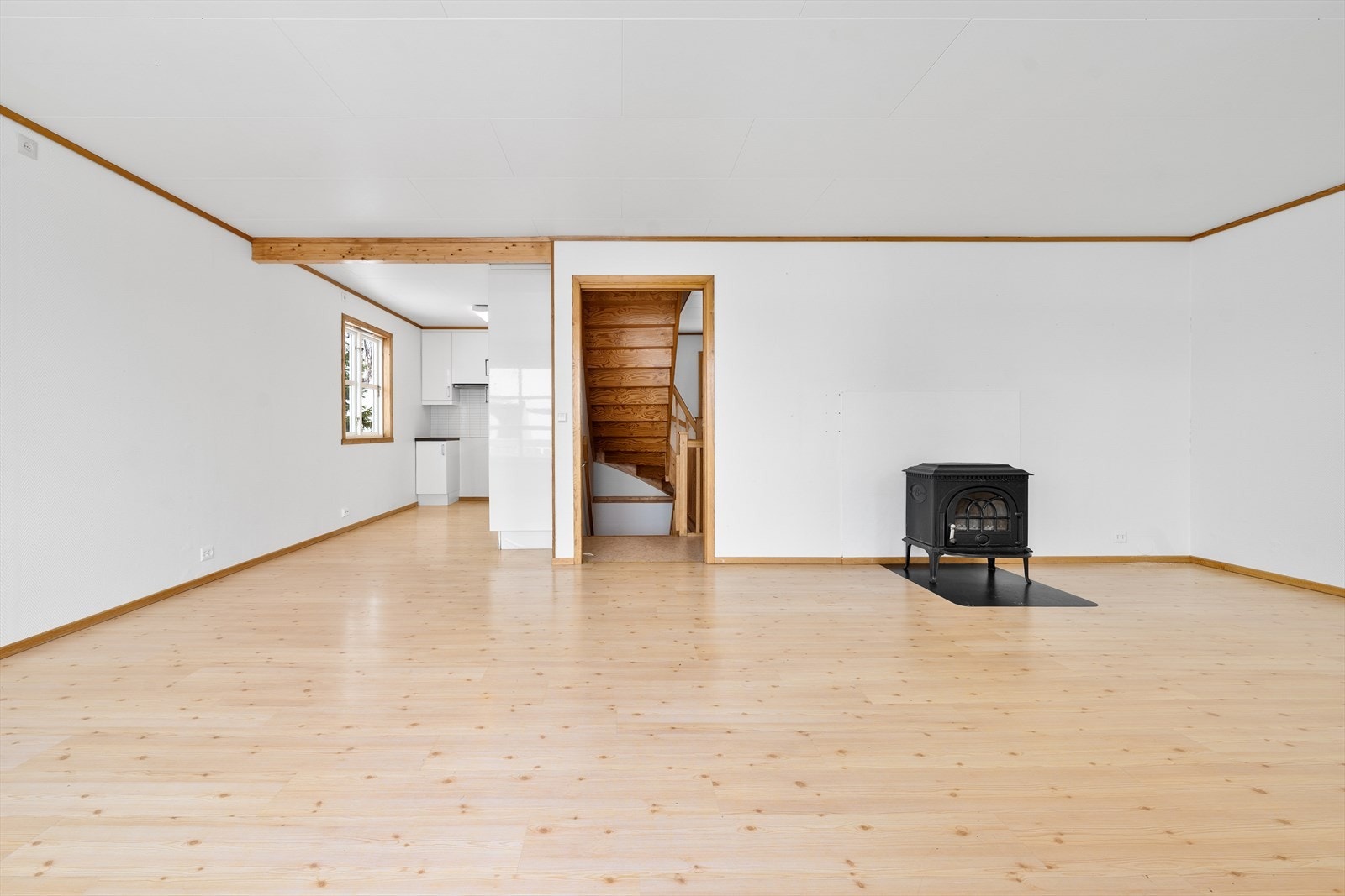 Stua er romslig; her har man god plass til både sofagruppe og spisegruppe Galleribilde