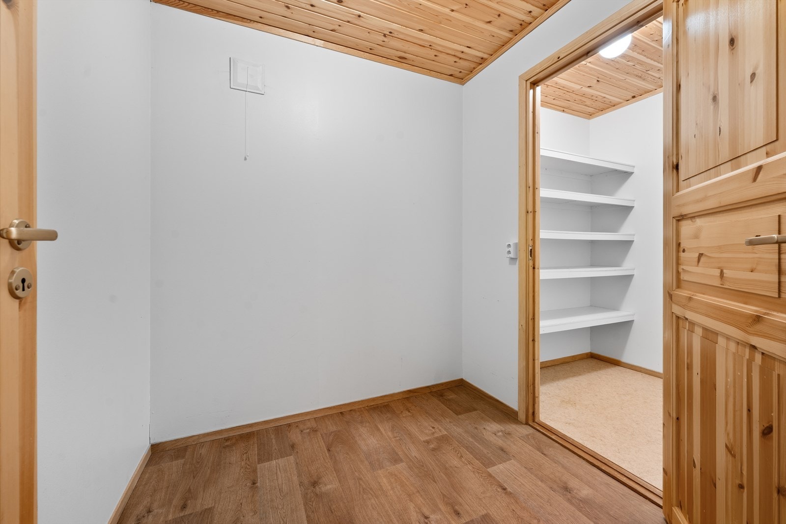 I 1.etasje er det en bod med god oppbevaringsplass Galleribilde