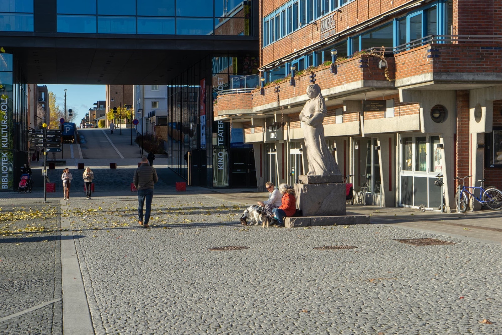 Hamar sentrum med kino, kulturhus og mange restauranter og serveringssteder Galleribilde