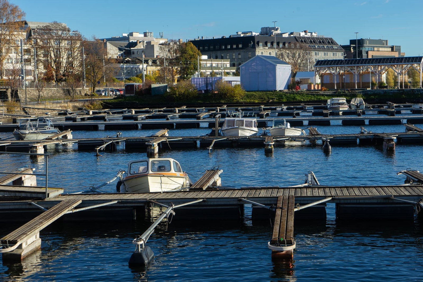 Bilde fra brygga mot Mjøsfronten som er et yndet samlingssted på sommeren. Galleribilde
