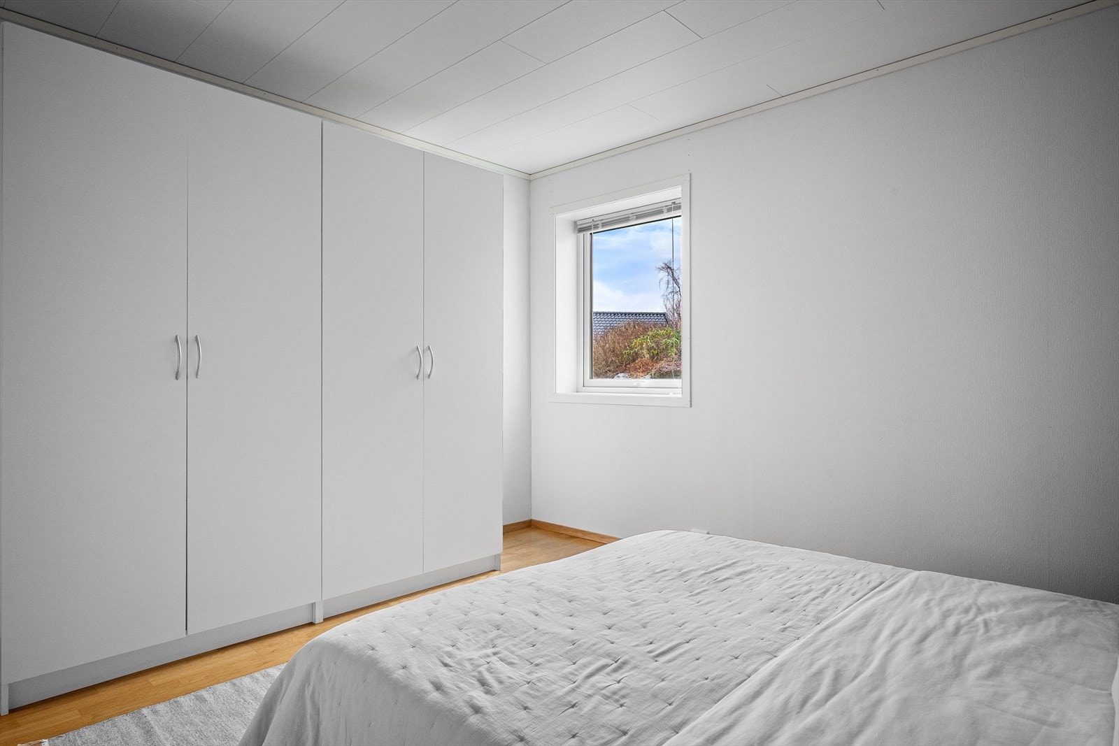 Det andre soverommet er romslig og har rikelig med garderobeplass. Galleribilde