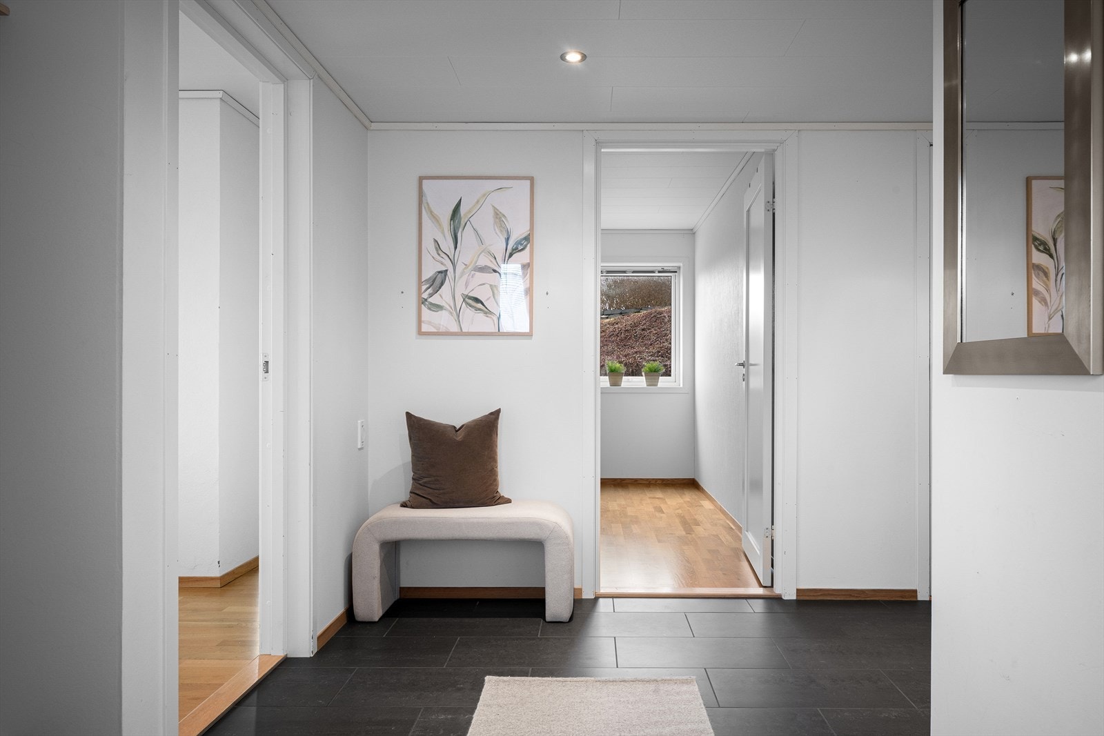 Fra gangen ser man rett inn mot oppholdsrommene. Parkett på gulv i stue og soverom. Galleribilde