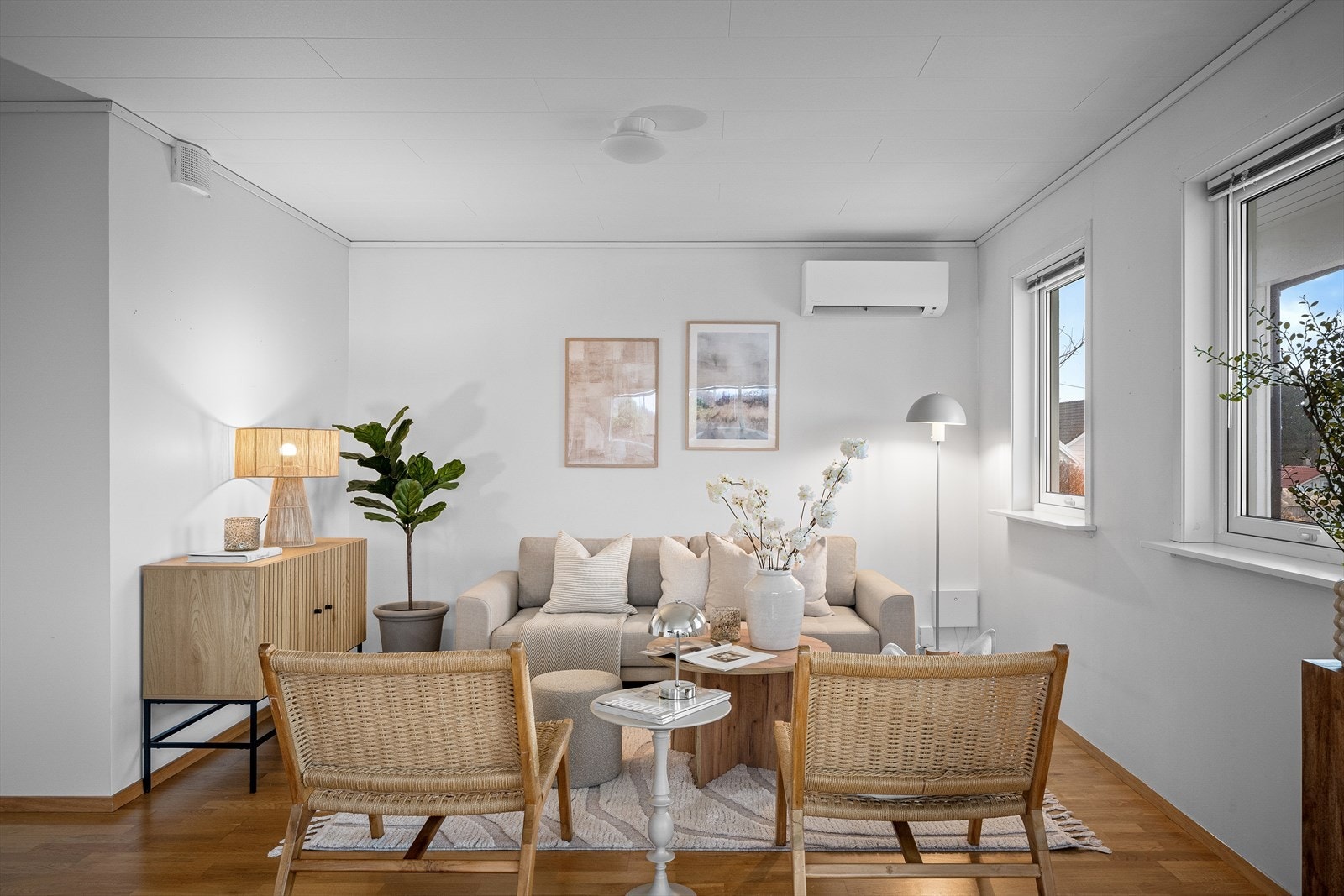 Gjennomgående parkett i oppholdsrom og hvite takplater i himlingen. Galleribilde