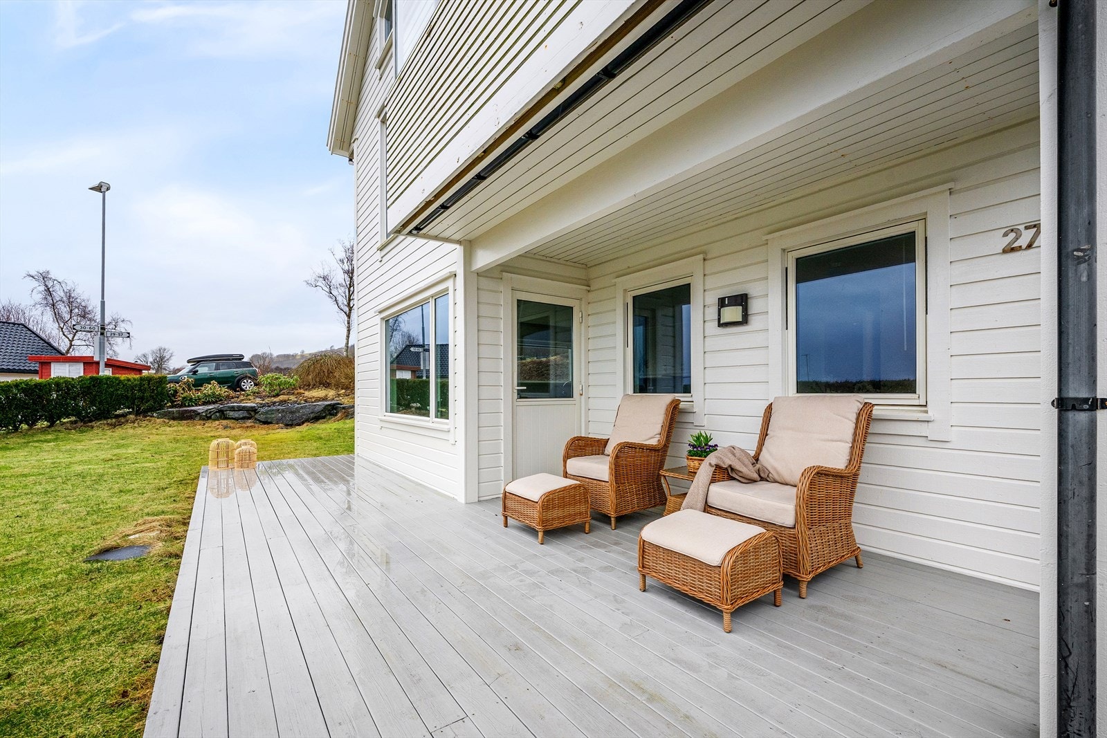 Den romslige terrassen på ca. 21 m² er bygget i impregnert treverk. Galleribilde