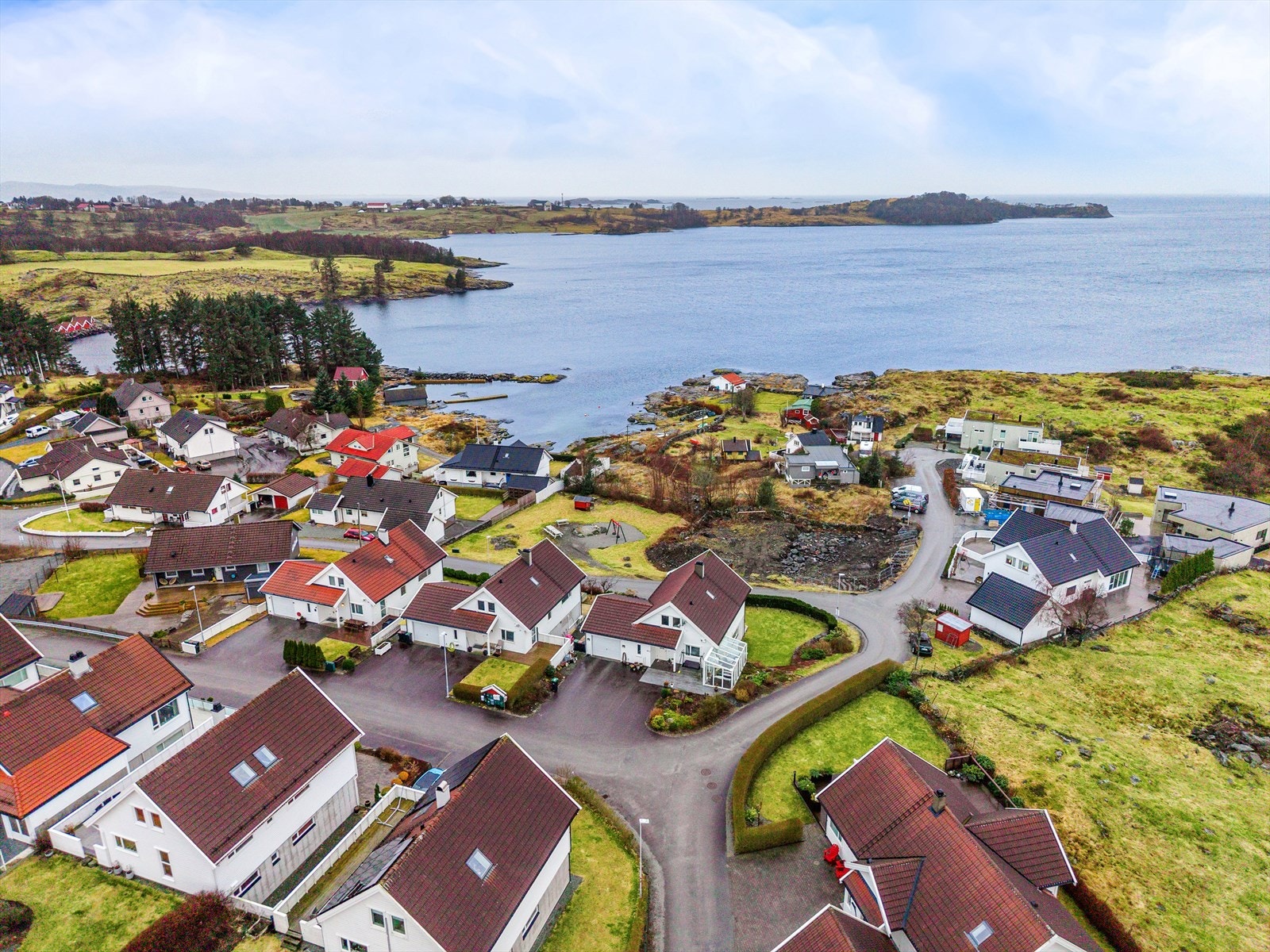 Kort kjøring til Judaberg med butikker, skole og kafé. Galleribilde