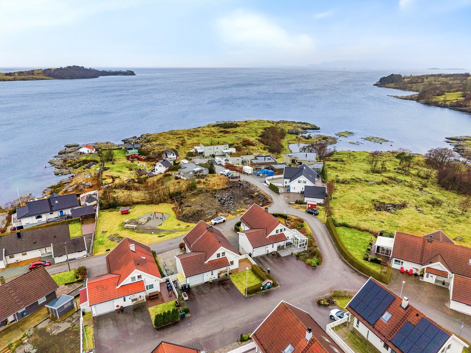 Området er preget av spredt boligbebyggelse og nærhet til kystlandskapet. Galleribilde