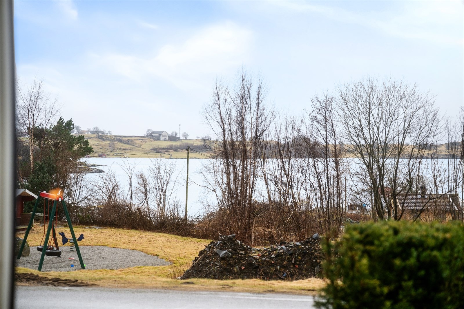 Fra boligen har man utsikt mot sjøen og nærområdet. Galleribilde