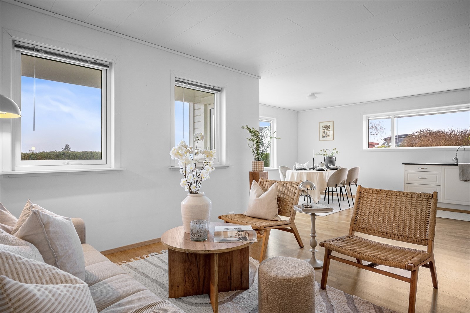 Den åpne løsningen mellom stue og kjøkken skaper en sosial og luftig atmosfære. Galleribilde