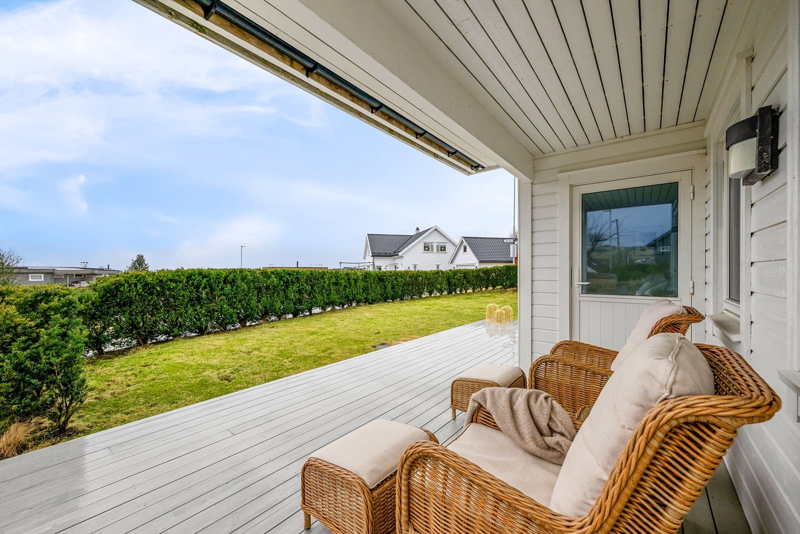 Uteplassen er delvis overbygget, noe som gir ly for vær og vind. Galleribilde