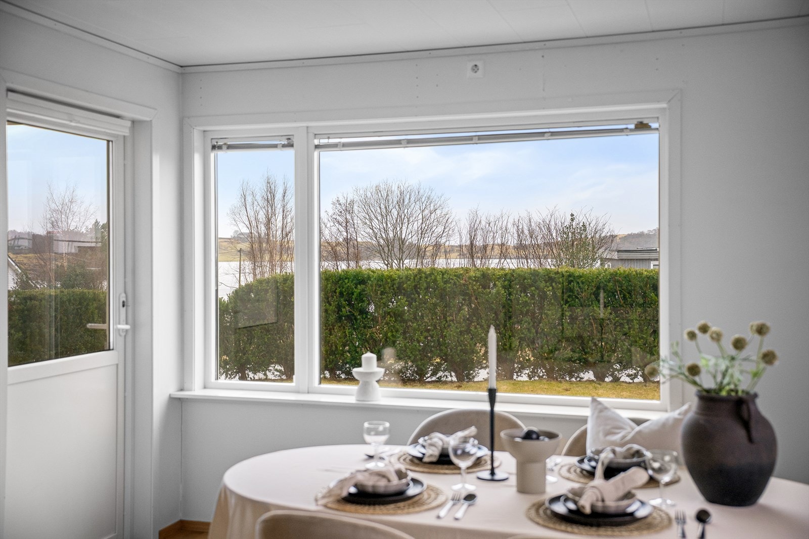 Spiseplassen er naturlig plassert med nærhet til både kjøkken og stue. Galleribilde