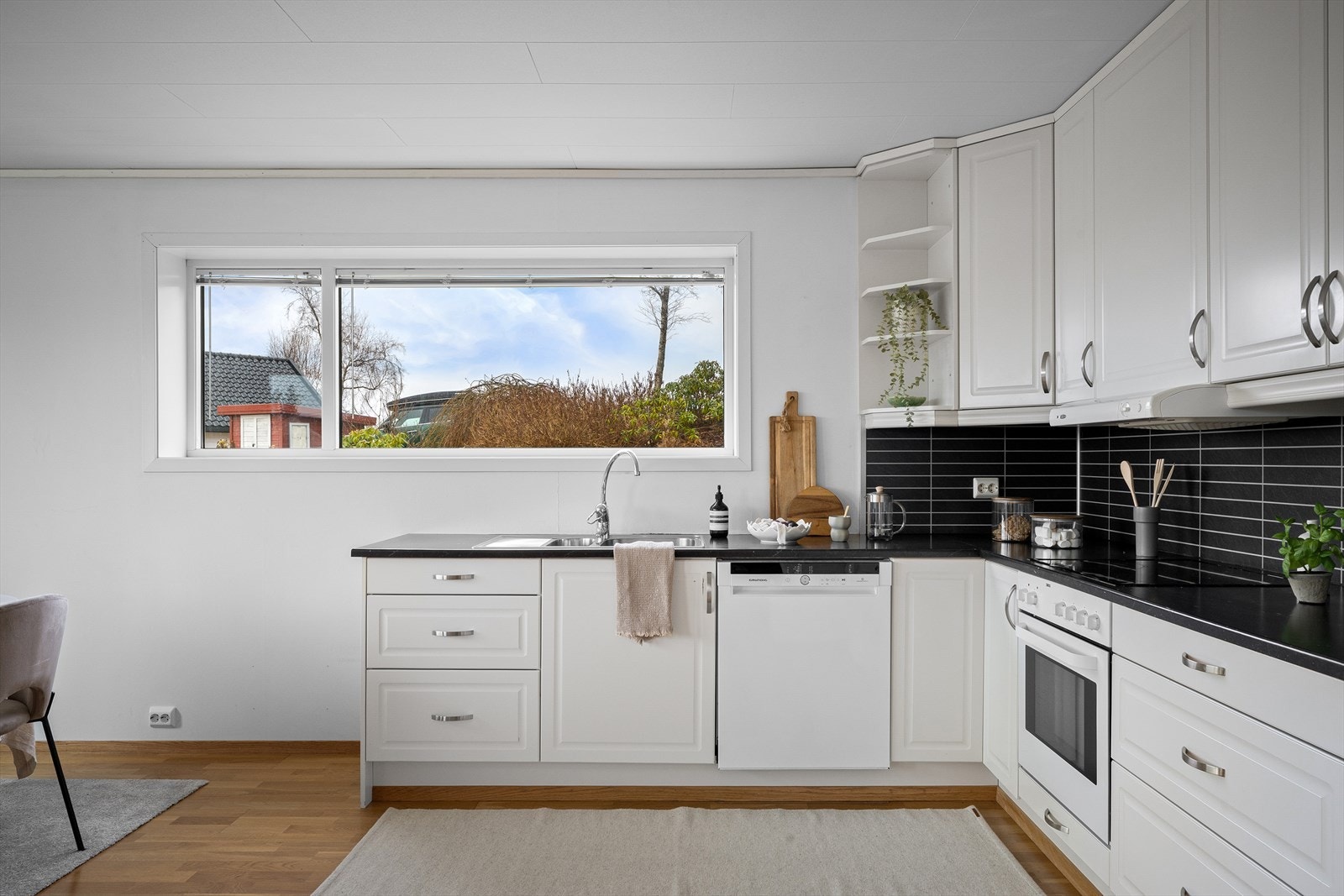 Kjøkkenplater er montert på veggen over benken for enkelt renhold. Galleribilde