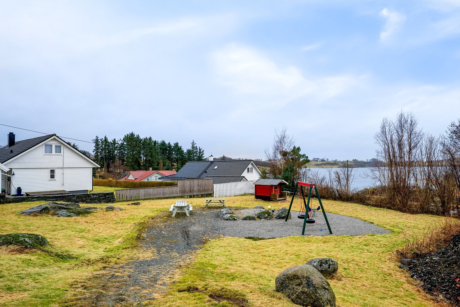 Nærområdet byr på lekeplass og umiddelbar nærhet til sjøen. Galleribilde