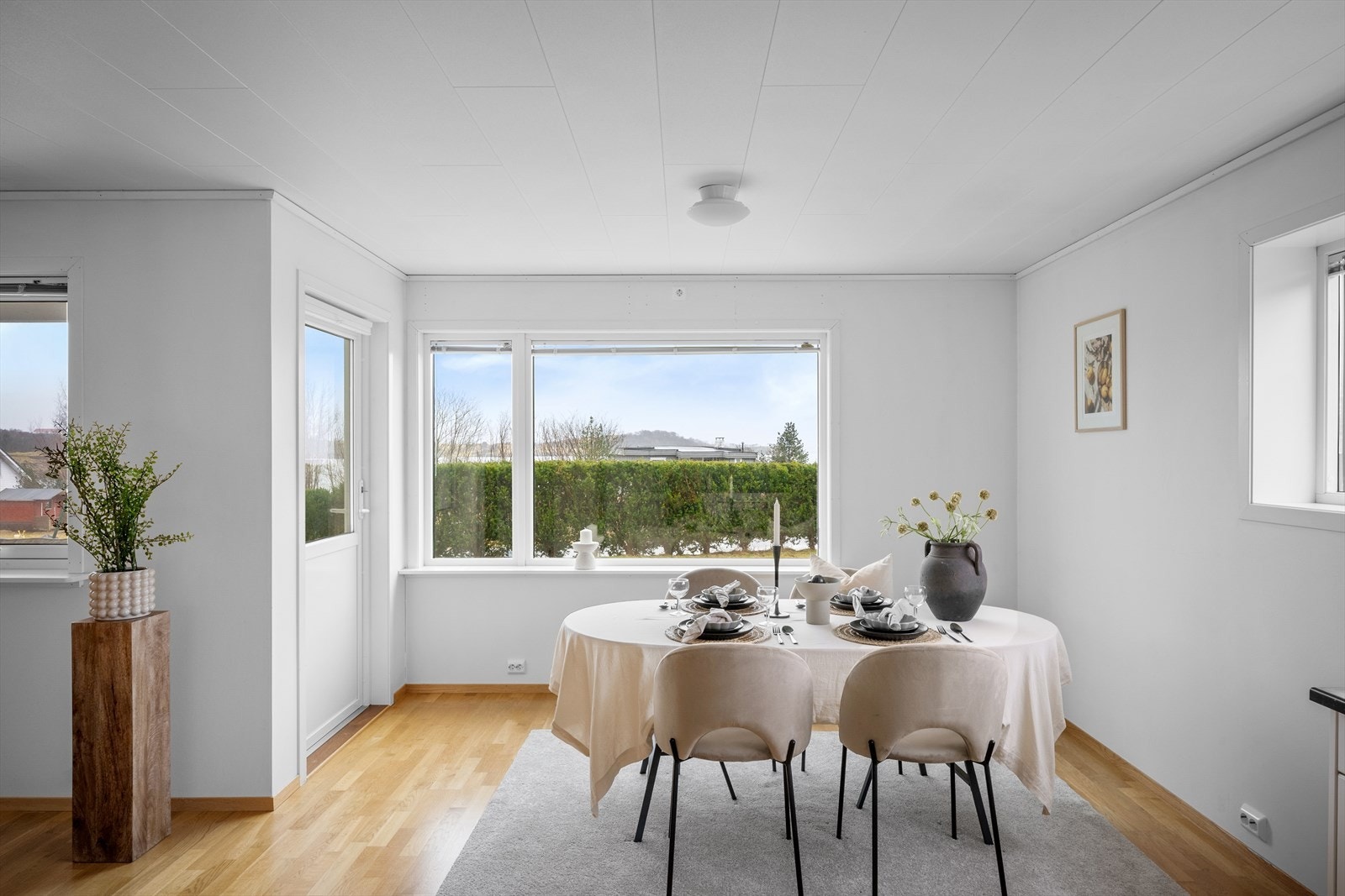 Fra stuen er det direkte utgang til den solrike uteplassen. Galleribilde