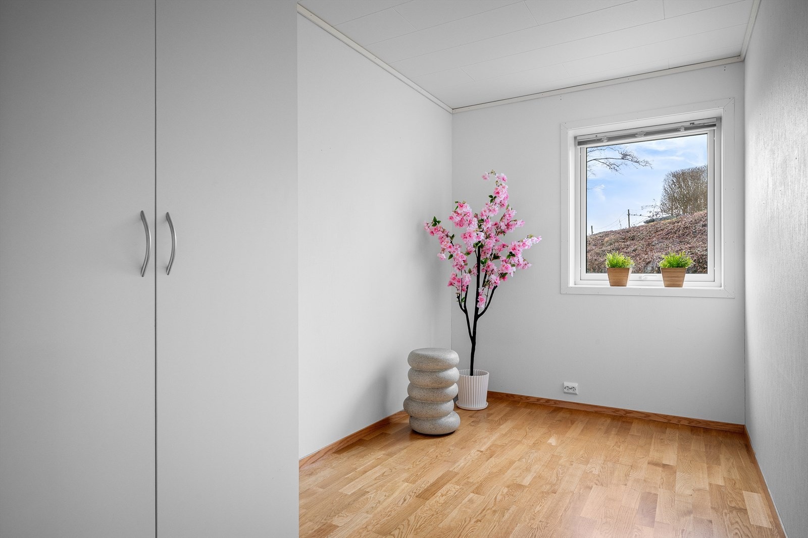 Begge soverommene har parkett på gulvet og malte vegger. Galleribilde