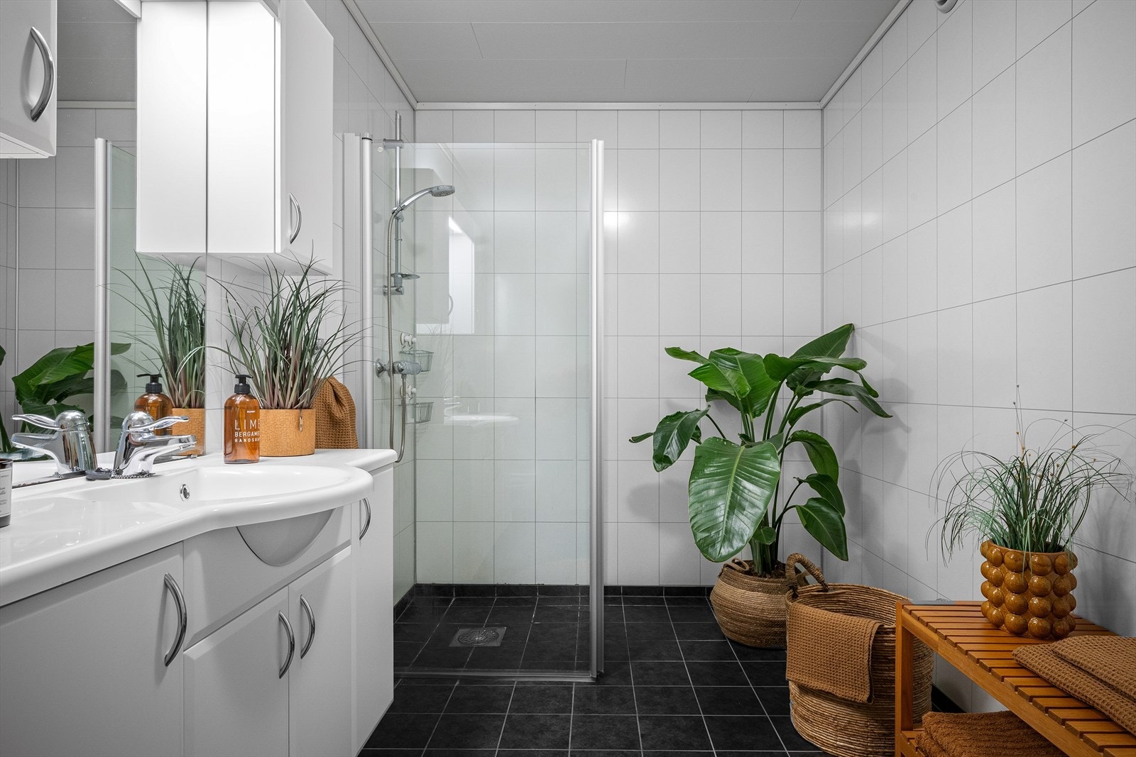 Rommet er utstyrt med dusjhjørne med dører i klart glass og vegghengt WC. Galleribilde