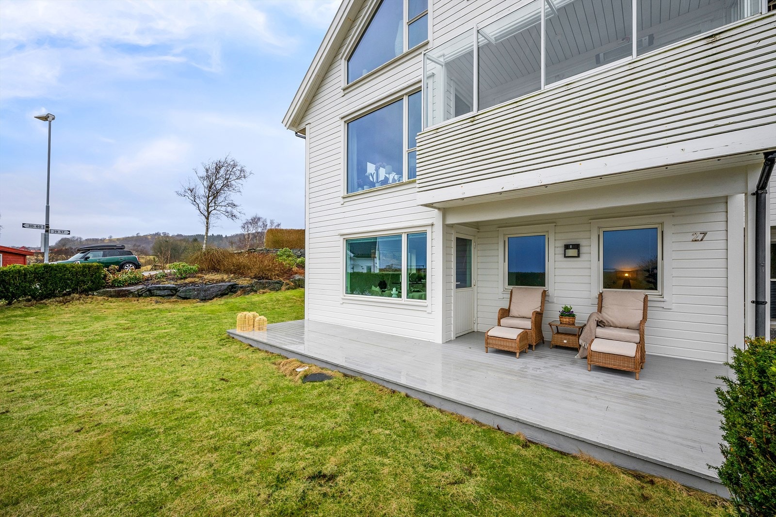 Leiligheten ligger i sokkeletasjen av en horisontaldelt tomannsbolig fra 2010. Galleribilde