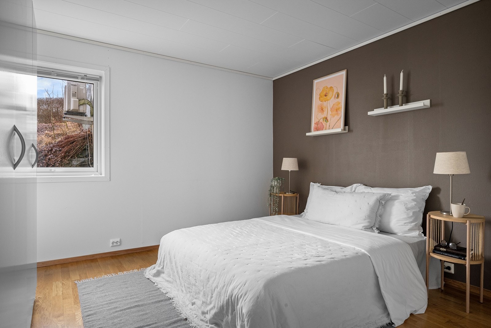 Hovedsoverommet har god plass til dobbeltseng og tilhørende møblement. Galleribilde