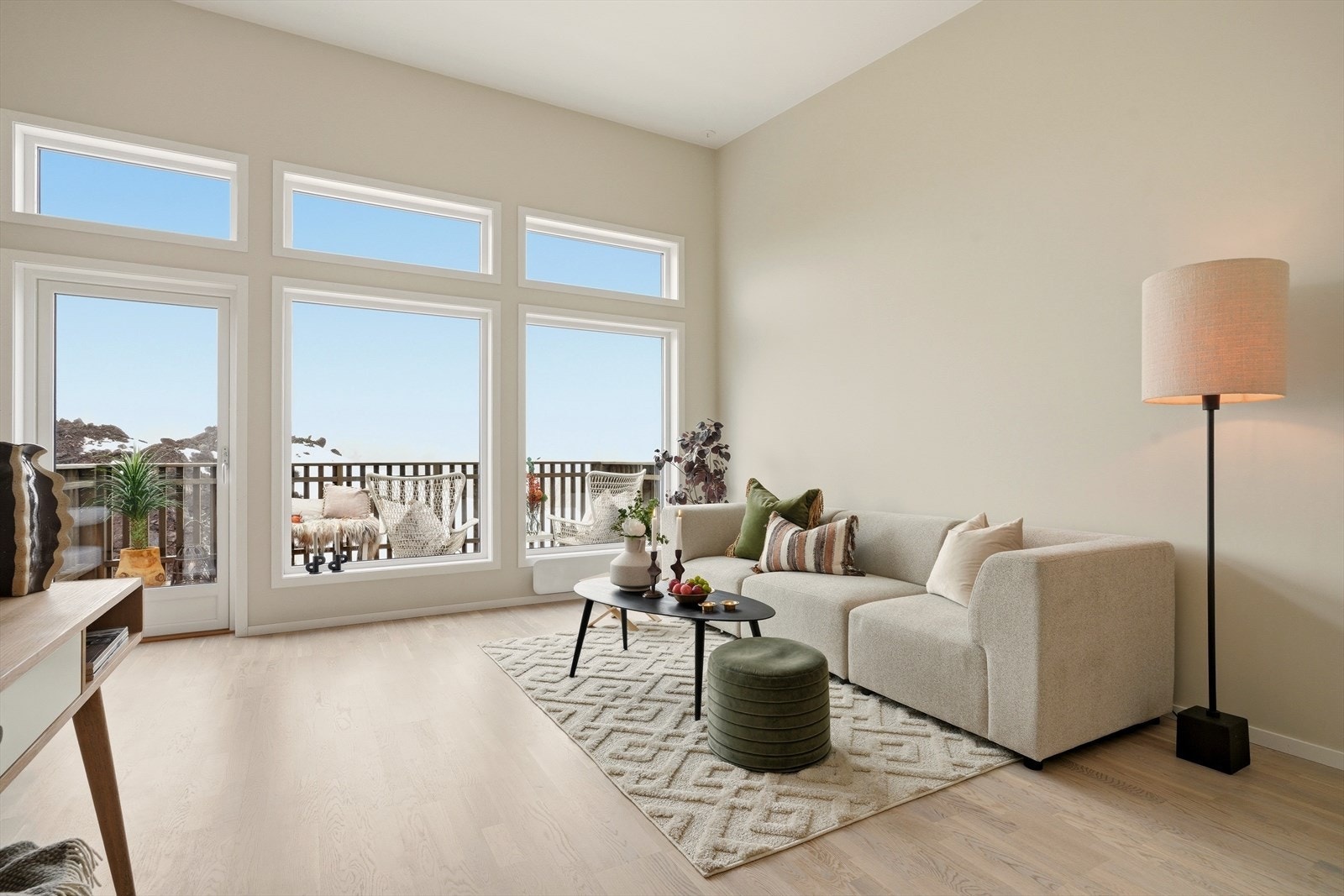 Stuen har store vindusflater som slipper inn rikelig med dagslys, samt utgang til balkong, og har flott utsikt mot Funkelia! Galleribilde