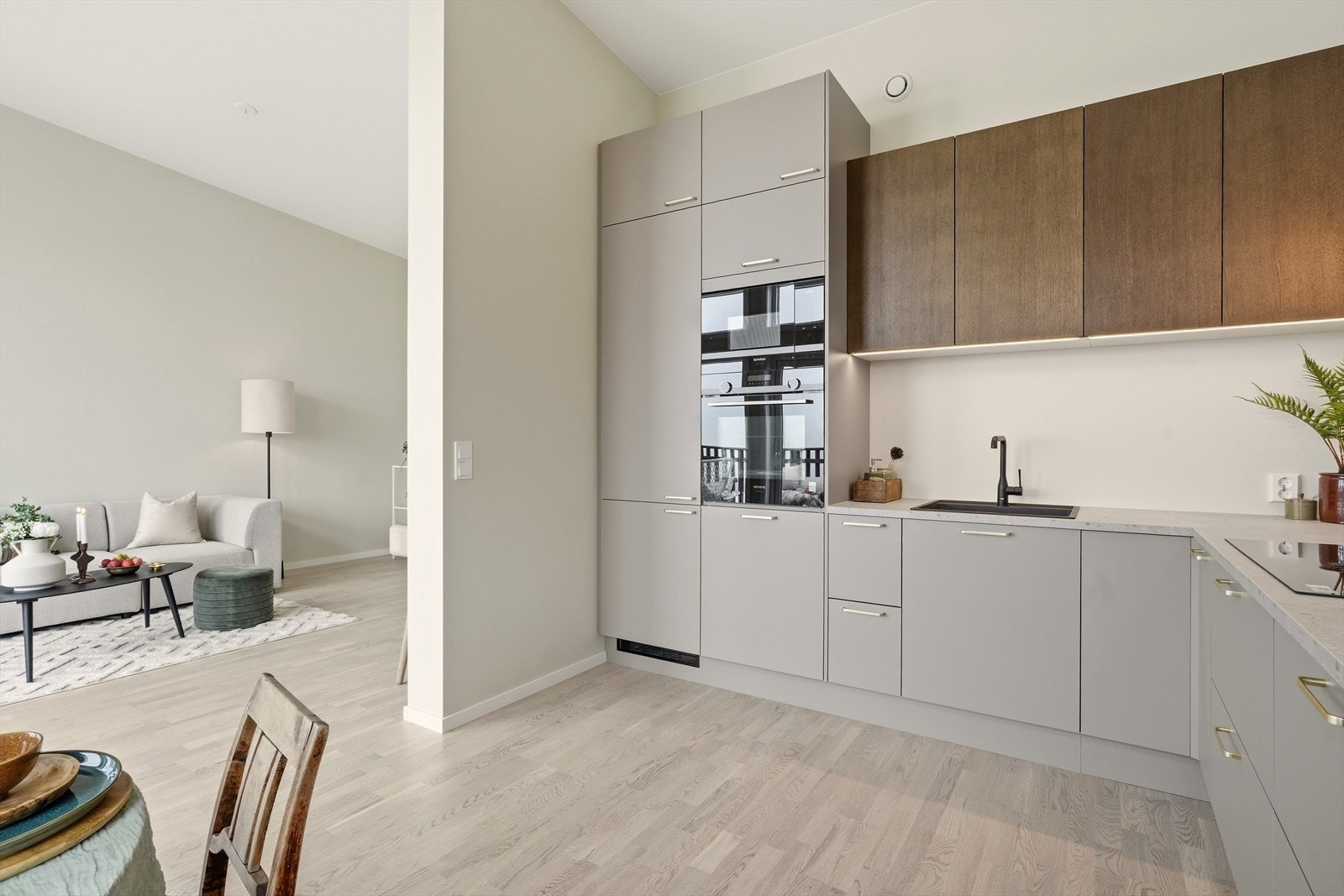 Kjøkkeninnredningen har glatte fronter, laminert benkeplate, vaskekum, nedfelt komfyrtopp med ventilator, stekeovn, Micro, oppvaskmaskin, kjøl/frys. Galleribilde