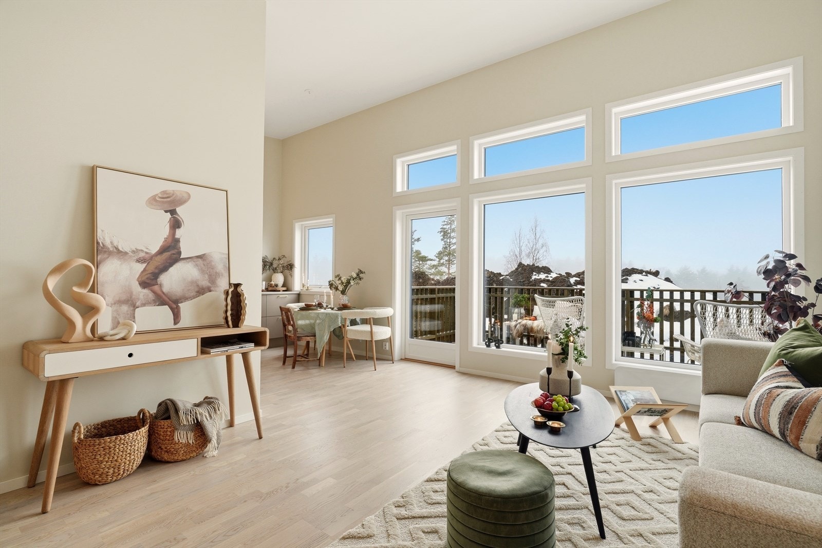 Leiligheten har lyse overflater som gir ekstra god romfølelse, samt åpen løsning mot kjøkken som gir boligen en sosial og romslig planløsning! Galleribilde