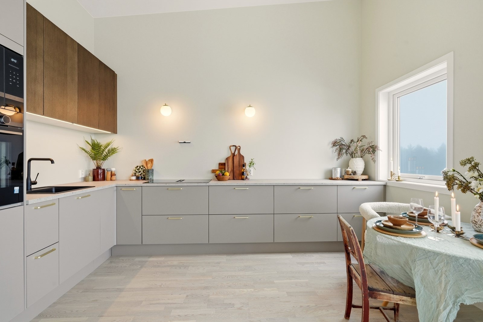 Ved kjøkkenet er det også god plass til spisebord. Galleribilde