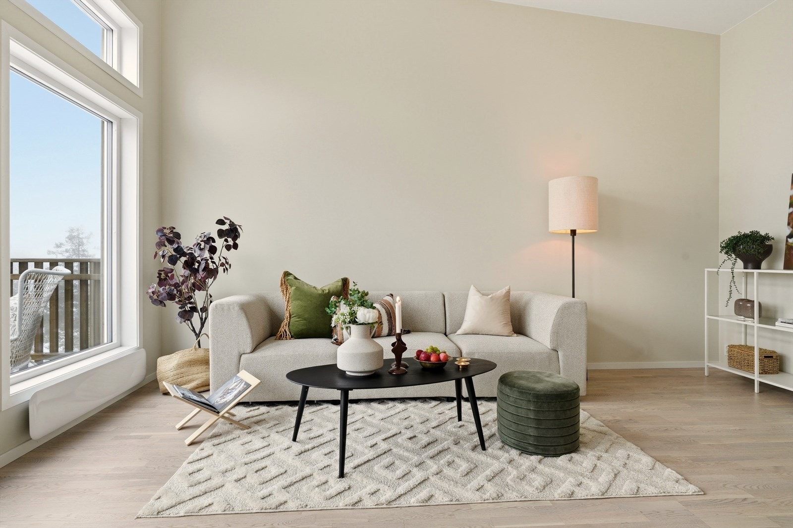 Boligen byr på en romslig stue med god plass til å innrede med sofagruppe. Galleribilde