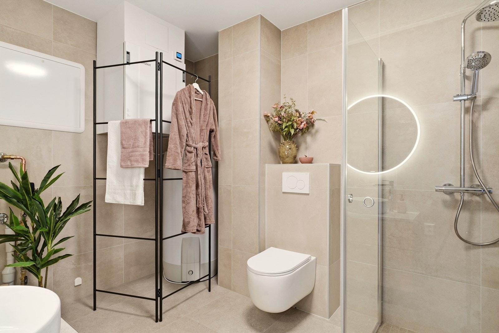 Veggene er fliselagt, gulv er fliselagt med elektriske varmekabler og himlingen er malt. Galleribilde