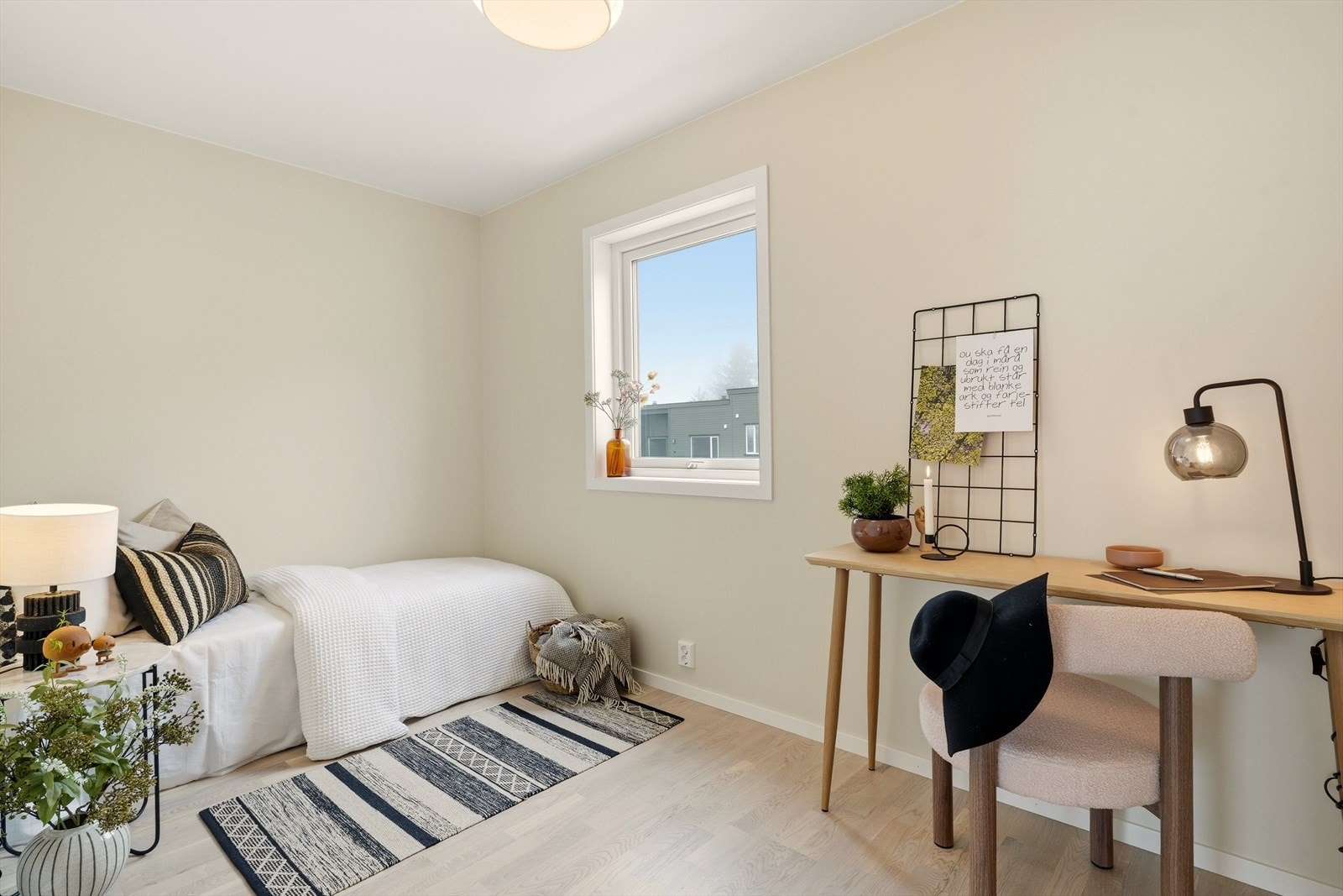 Soverommet har god plass til seng og skrivepult, samt mulighet for garderobeløsning. Galleribilde