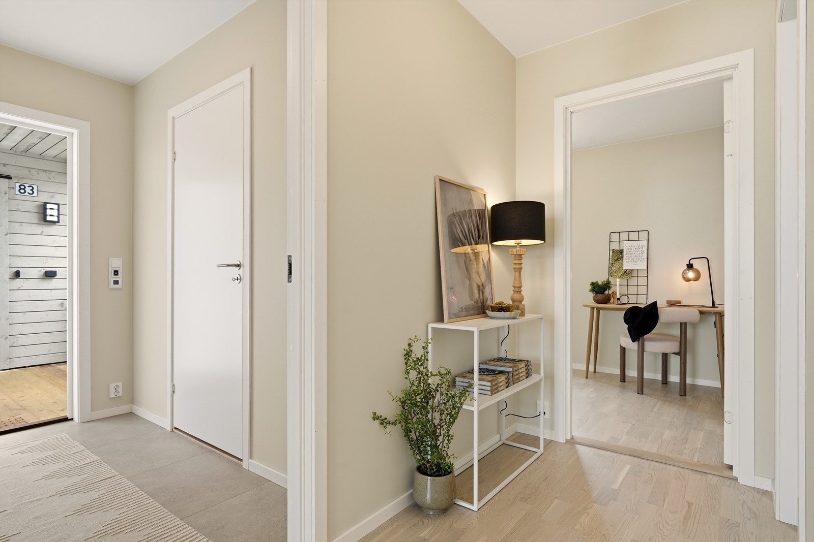 Romslig entré med god plass til å henge fra seg yttertøy. Galleribilde