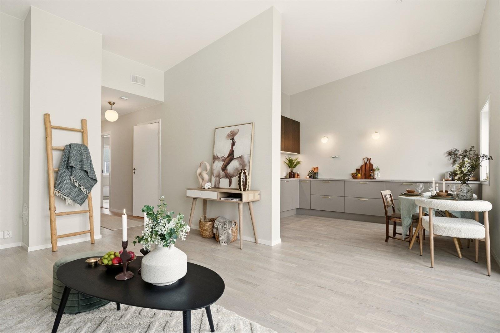 Boligen har også god takhøyde som byr på ekstra god romfølelse! Galleribilde