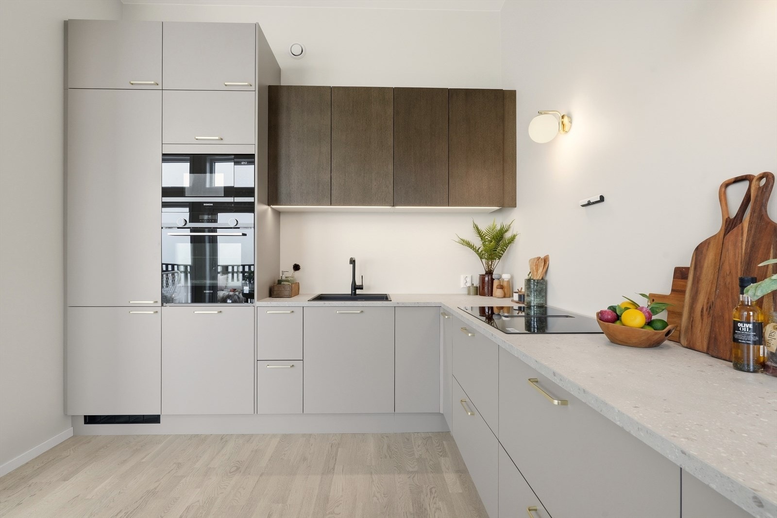 Kjøkkenet har god lagringsplass i benke - og overskap! Galleribilde