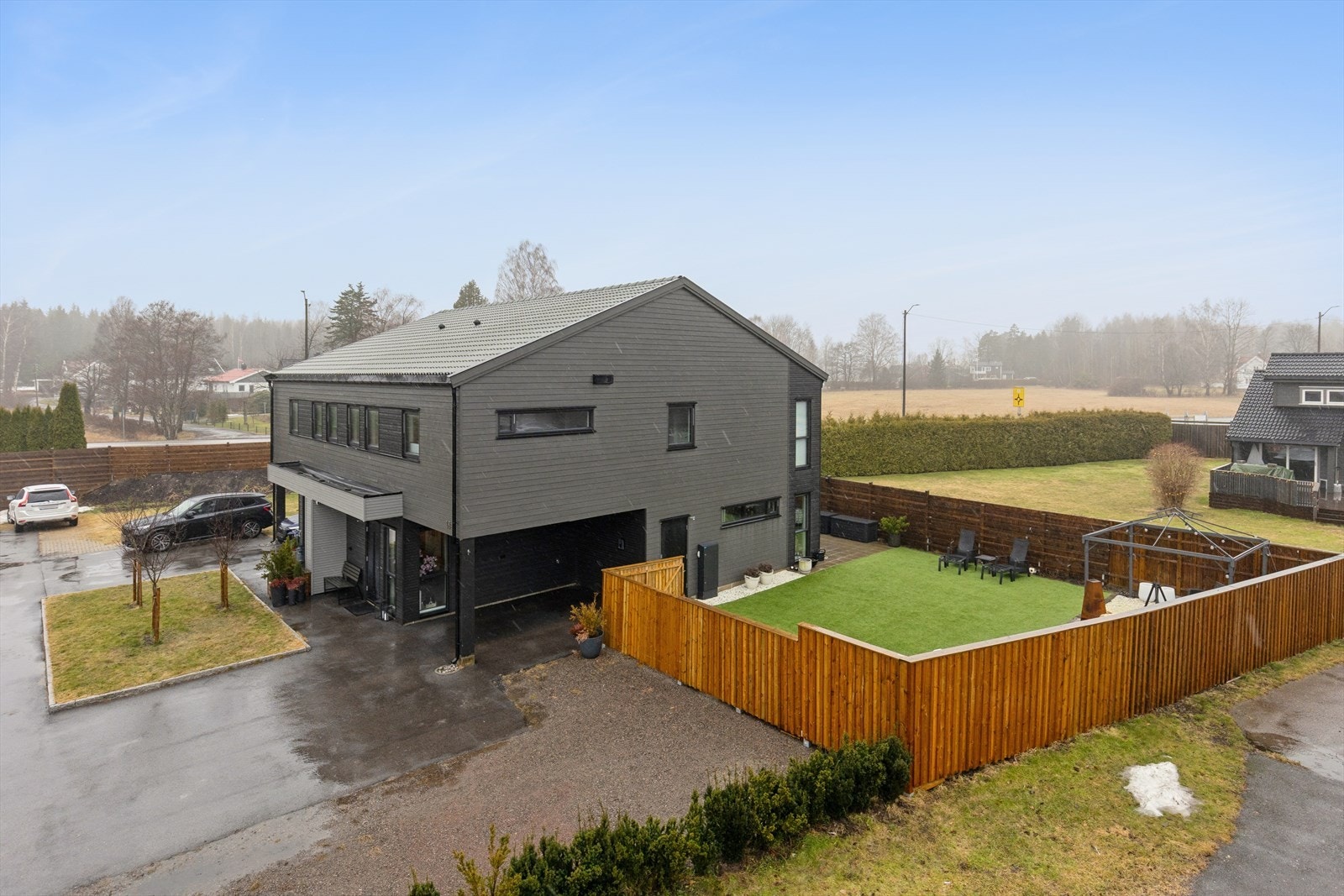 Eiendommen har en pent opparbeidet og inngjerdet hage, og ligger i et hyggelig nabolag. Galleribilde