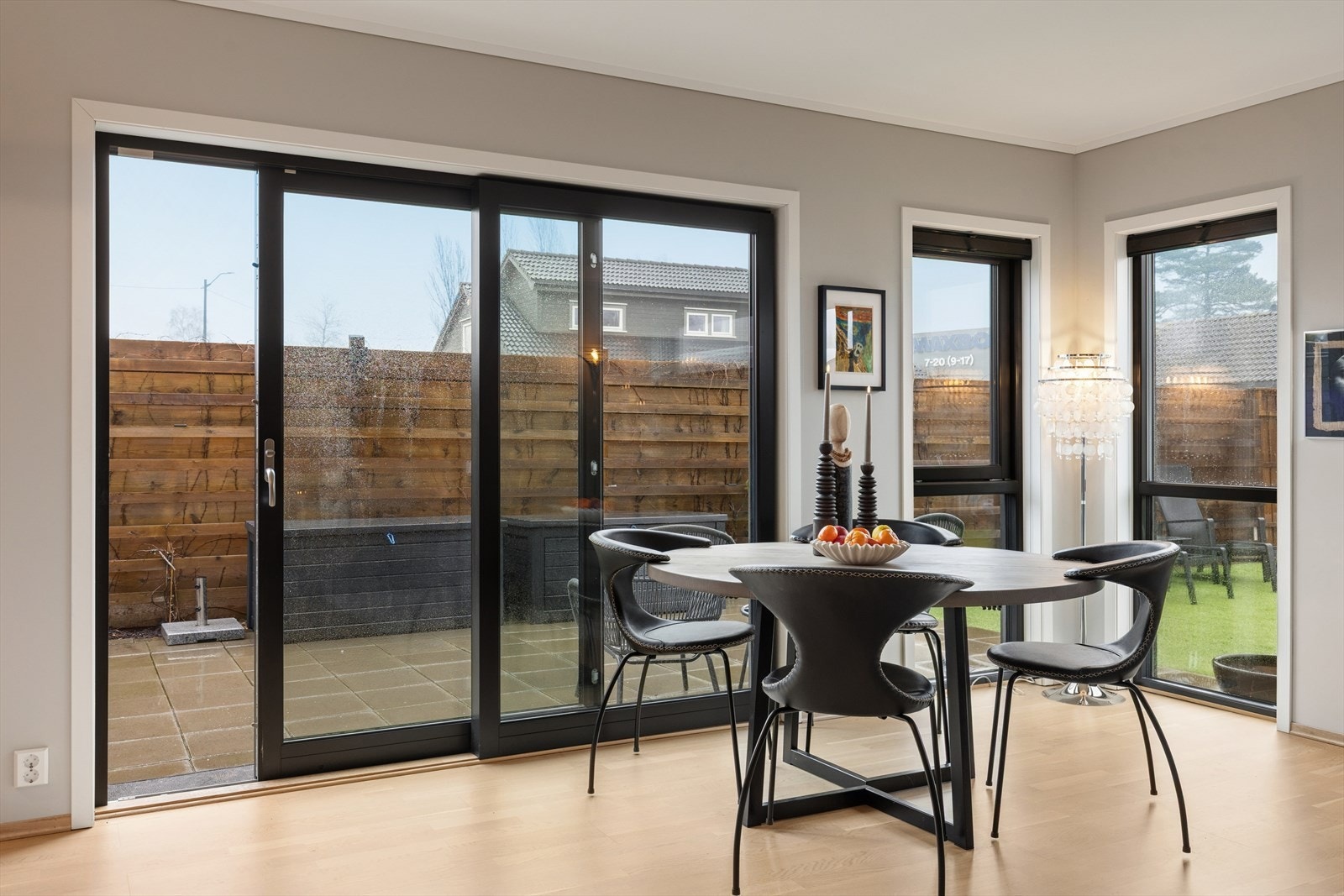 Stor skyvedøren åpner opp mot terrassen på 27 m². Galleribilde