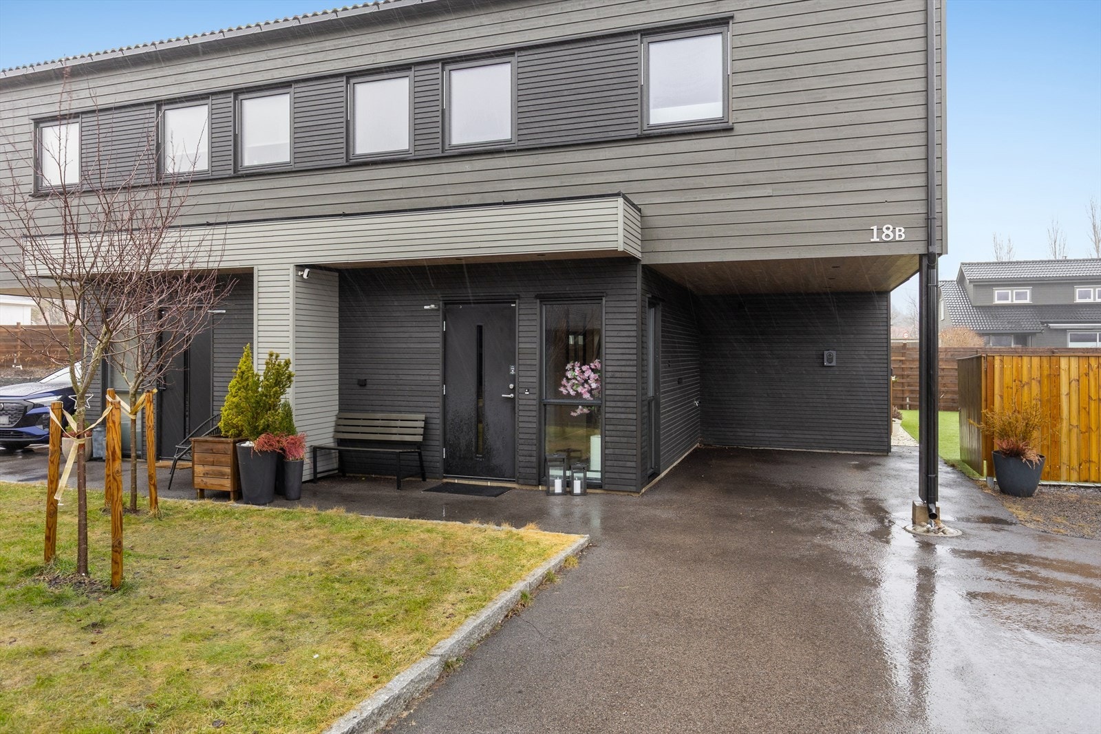 Boligen har en praktisk carport med montert elbillader, samt en ekstern bod på 5 m². Galleribilde