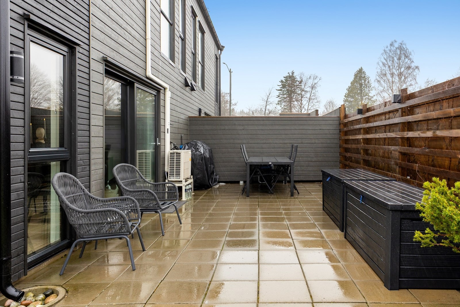 Skjermet uteplass med god plass til flere sittegrupper og grillutstyr. Galleribilde