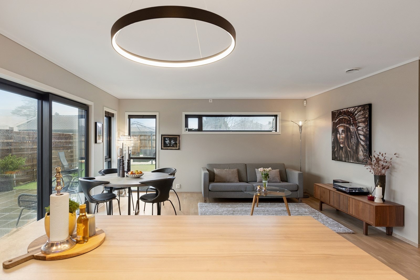 Fra kjøkkenøya har man full oversikt over stuen og ut mot hagen. Galleribilde