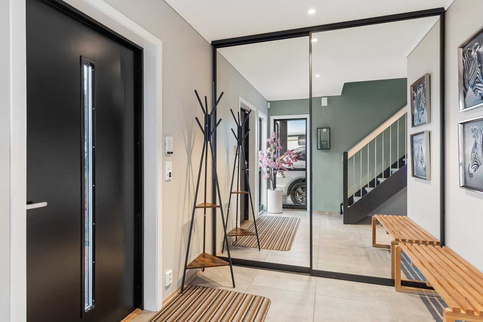 Du ønsker velkommen inn i en innbydende hall med varmekabler i gulvet og en stor skyvedørsgarderobe. Galleribilde