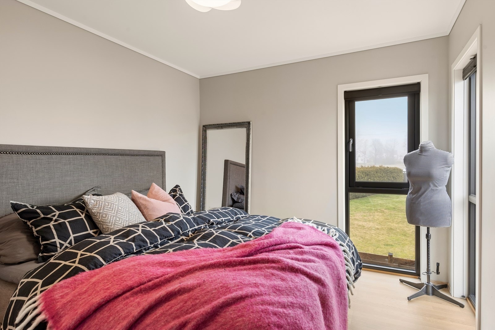 Hovedsoverommet har god plass til dobbeltseng og garderobeløsning. Galleribilde