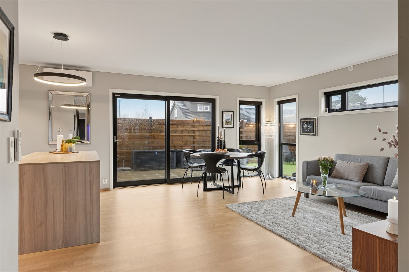 Hele den sosiale sonen i første etasje er designet for fleksibel møblering og funksjonell bruk. Galleribilde