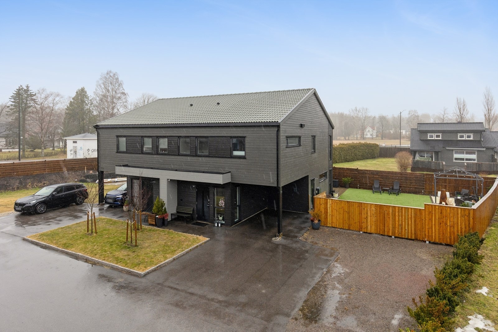 Velkommen til Kvistveien 18B! En moderne og praktisk tomannsbolig fra 2022, beliggende i et barnevennlig og etablert nabolag. Galleribilde