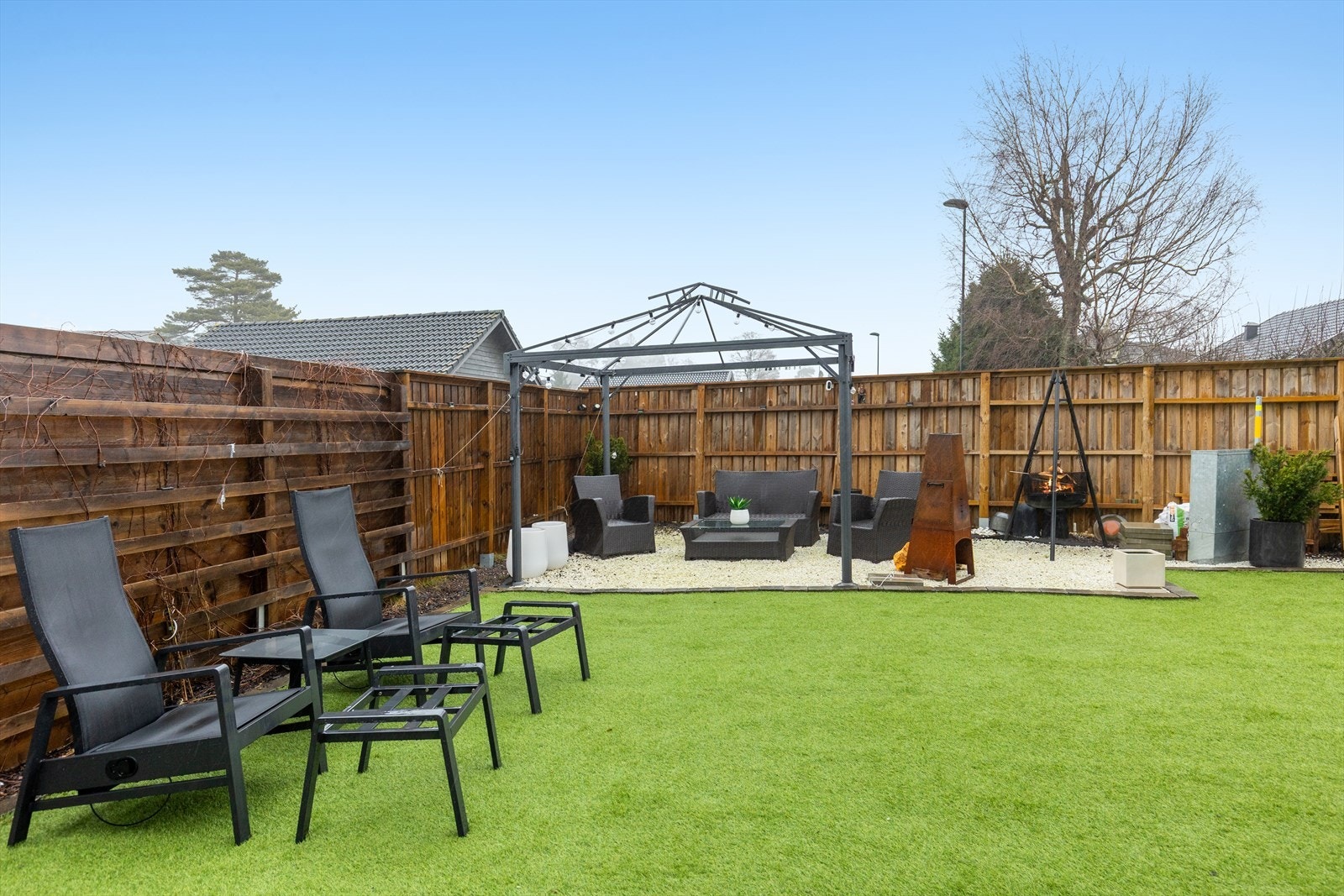 En usjenert og solrik hage som er perfekt for lek og sosiale sammenkomster. Galleribilde